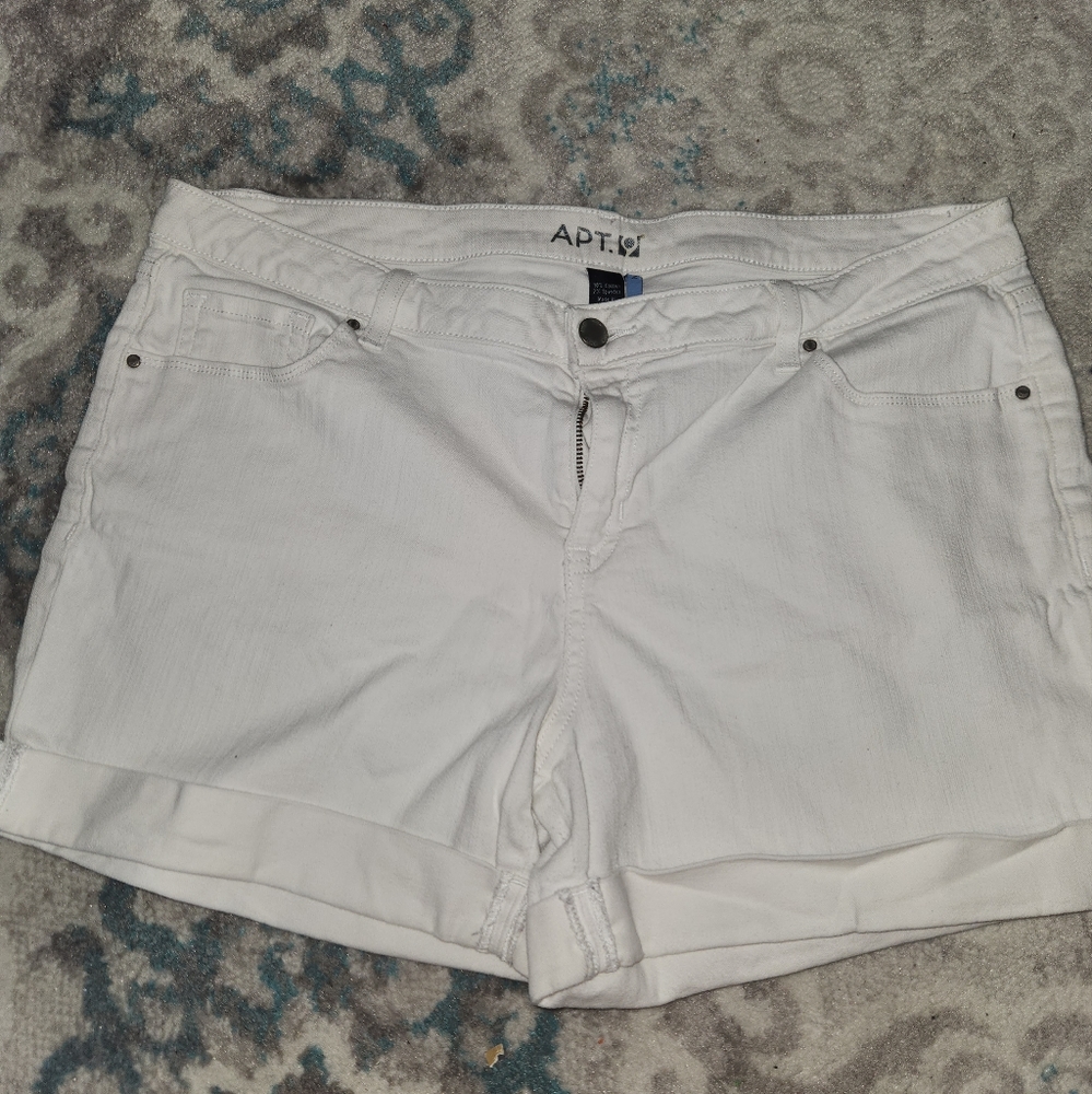 Women's Apt 9 white jeans shorts size 16